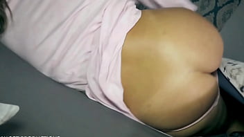Berbagi Ranjang Dengan Ibu Tiriku Yang Seksi Dan Menggoda