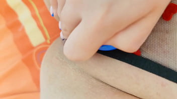 Gadis Seksi Dalam Lingerie Menggoda Merangsang Memek Mudanya Sendiri Saat Sendirian Di Rumah