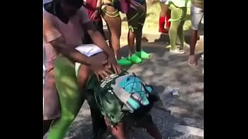 Suami Ikut Bergoyang Di Atas Paha Istri