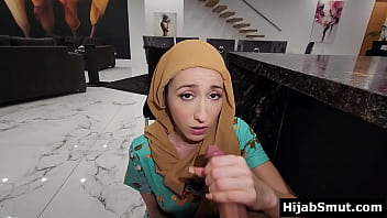 Gadis Muslimah Pemalu Menggoyang Lidahnya Untuk Teman Amerika