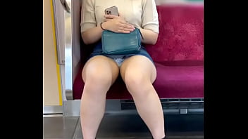 Gadis Tionghoa Menggoda Dengan Memperlihatkan Celana Dalamnya Di Kereta