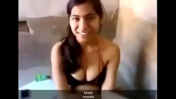 Gadis Desi Seksi Melepas Pakaian Dengan Penuh Gairah