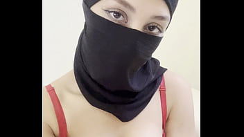 Gadis Hijab Arab Berkerudung Menggoda Dengan Payudara Besar Dan Tetek Bulat Sempurna