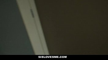 Tiffany Watson, Adik Tiri Yang Menggoda, Menelan Dua Kontol Besar Dengan Liar