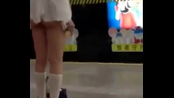 Gadis Asia Di China Cabut Pembalut Di Tempat Umum, Tampil Seksi Dan Menggoda