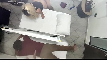 Pijat Pasangan Terekam Saat Istri Cantik Dihajar Mas Tukang Pijat Di Samping Suami Yang Dikibulin Ntr Jav