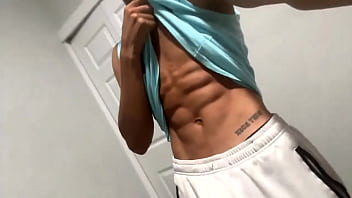 Mau Ikut Gue Ke Gym? Bisa Kita Keringetin Badan Bareng Sambil Saling Lihat Otot-otot Yang Mengeras.