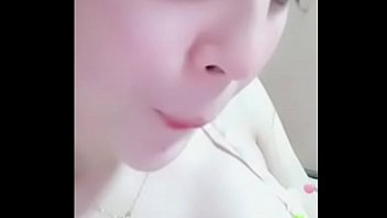 Gadis Asia Memamerkan Putingnya Yang Menggoda Di Bigo Live