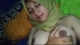 Ukhty Berjilbab Cantik Meremas Payudara Penuh Gairah