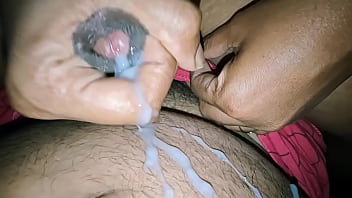 Istri Desi Menggenggam Dan Mengocok Batang Keras Suaminya