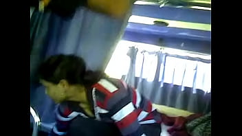 Tetesan Keringat Di Lembah Payudara Desi Yang Menggoda