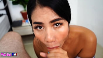 Pembantu Thailand Mengisap Kontol Sampai Pria Itu Muncrat Di Dadanya