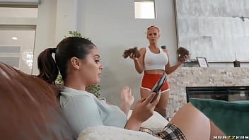 Pembantu Seksi Jadi Kotor Dan Liar – Violet Starr & Phoenix Marie Main Mesum Di Brazzers