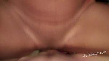 Cowok Digoyang Habis-habisan Sama Asian Milf Lily Thai Dalam Adegan Cowgirl Virtual Yang Bikin Nafsu Membara