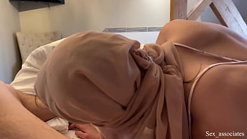Ibu Tiri Arab Yang Pemalu Dan Anaknya Berbagi Ranjang Di Kamar Hotel Yang Panas
