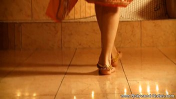 Gairah Membara Desi Dalam Rayuan Mesra Bollywood
