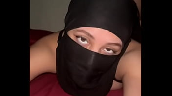 Gadis Arab Nakal Bergoyang Pantat Montok Dan Memainkan Bokongnya Yang Menggoda Dengan Hijab