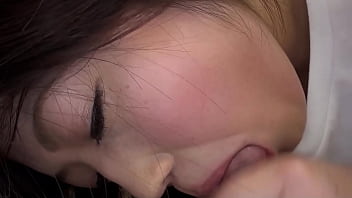 Adik Tiri Jepun Mungil Berikan Kakak Tiri Perawan Pengalaman Pertama Blowjob Tanpa Sensor