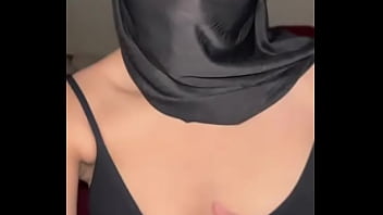 Gadis Arab Berhijab Meremas Dan Mengelus Payudaranya Dengan Penuh Nafsu, Memuja Tubuhnya Sendiri Dalam Adegan Solo Yang Menggoda