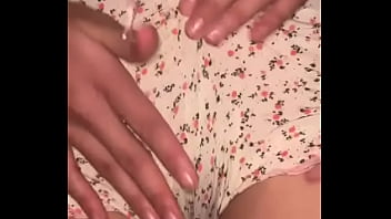 Dewi Berhijab Muslim Mengelus Klitoris Basahnya Dan Memuaskan Vaginanya Dengan Jari-jari Liar
