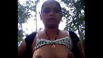 Bhabhi Desi Roshni Memamerkan Tubuh Seksi Dan Menggoda