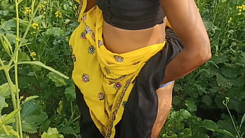 ममता सरसों के खेत में अकेली थी जब उसके पति ने मौका देखकर बाहर खुले में ज़ोरदार चुदाई की, हर आवाज साफ सुनाई दे रही थी