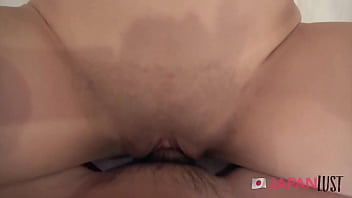 Gadis Jepang Tak Berpenghalang Menampung Batang Besar Hingga Tumpah Di Dalam