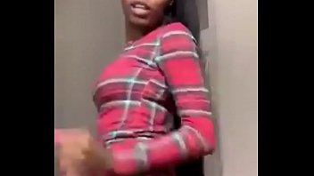 Gadis Asia Menggoyangkan Pantat Montoknya Yang Seksi Sambil Bergoyang Di Instagram Live Mengikuti Lagu Barunya, Dengan Gerakan Mulut Yang Menggoda