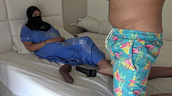 Suami Inggris Mengundang Para Pria Untuk Memuaskan Hasrat Istrinya Yang Seksi Dari Mesir