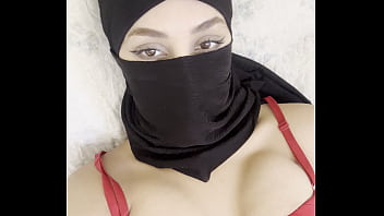 Perlahan-lahan Gadis Berhijab Arab Membuka Niqabnya, Memperlihatkan Payudara Montoknya Yang Menggoda