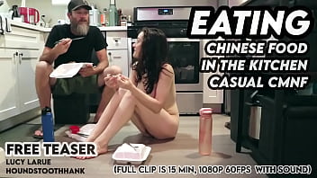 Makan Makanan Cina Di Dapur Dengan Wanita Telanjang Dan Pria Berpakaian Santai