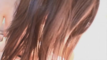 Gadis Jepang Manis Berkacamata Yang Menggoda Dengan Tubuh Seksi