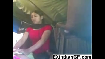 Nona India Menunggangi Batang Keras