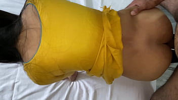 Ibu Tiri India Cantik Digencet Habis-habisan Oleh Anak Tirinya Sendiri, Ngesek Memek Sampai Meraung-raung Dengan Suara Hindi Yang Bikin Panas