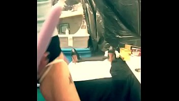 Wanita Dewasa Berpose Menggoda, Membuka Lebar Kemaluan Dan Pantatnya, Memohon Untuk Dimasuki