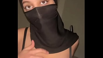 Payudara Arab Montok Bergoyang Di Balik Hijab • Memek Muslim Siap Dijilat Dan Digaruk Di Depan Kamera