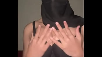 Jilbab Masih Melekat, Payudara Telanjang • Gadis Muslim Arab Meremas Dan Mengelus Buah Dadanya Sambil Mendesah Penuh Nafsu