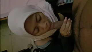 Gadis Berhijab Menggairahkan Ngentot Dan Sepong Pacar
