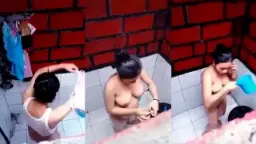 Mengintip Tetangga Seksi Mandi Telanjang Bulat