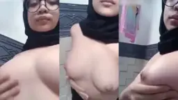 Ukhti Montok Dengan Payudara Besar Yang Ganas Dan Menggoda