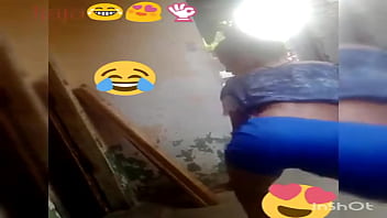 Gadis Menggoyangkan Pantatnya Dengan Liar Di Siaran Langsung