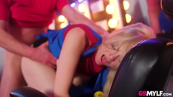 Gadis Pirang Seksi Barbie Di Pantai Menggoda Karyawan Masuk Ke Toko Kenikmatannya