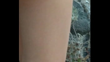 Gadis Asia Membungkuk Dan Memamerkan Tubuhnya Di Pantai