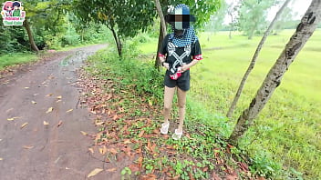 สาวไทยใจกล้าโชว์หีเด็ดริมถนนท่ามกลางท้องทุ่งโล่ง