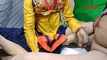 Gadis Seksi India Dalam Gaun Kuning Bergairah Dengan Suara Menggoda