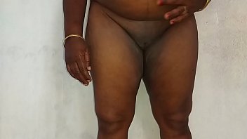 Wanita India Berdarah Panas, Vanitha, Memamerkan Payudara Besar Dan Memastikan Pussy-nya Mulus, Menggodai Dengan Sari Biru Dan Aksi Nakal Bersama Teman