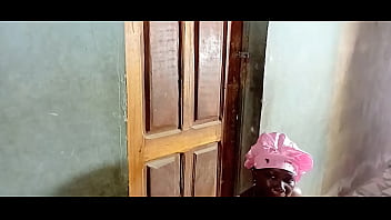Menggoda Anak Tirinya Saat Ibu Dan Saudaranya Pergi Keluar