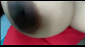 Membuka Payudara Untuk Pacar Di Ranjang