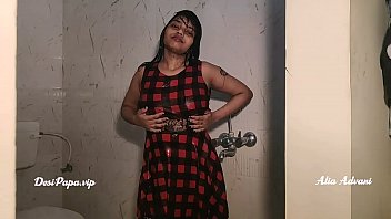 Gadis Desi Alia Advani Mandi Basah-basahan