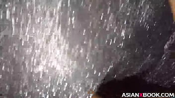 Gadis Asia Menggoda Dengan Pantyhose Jaring Ikan Yang Seksi